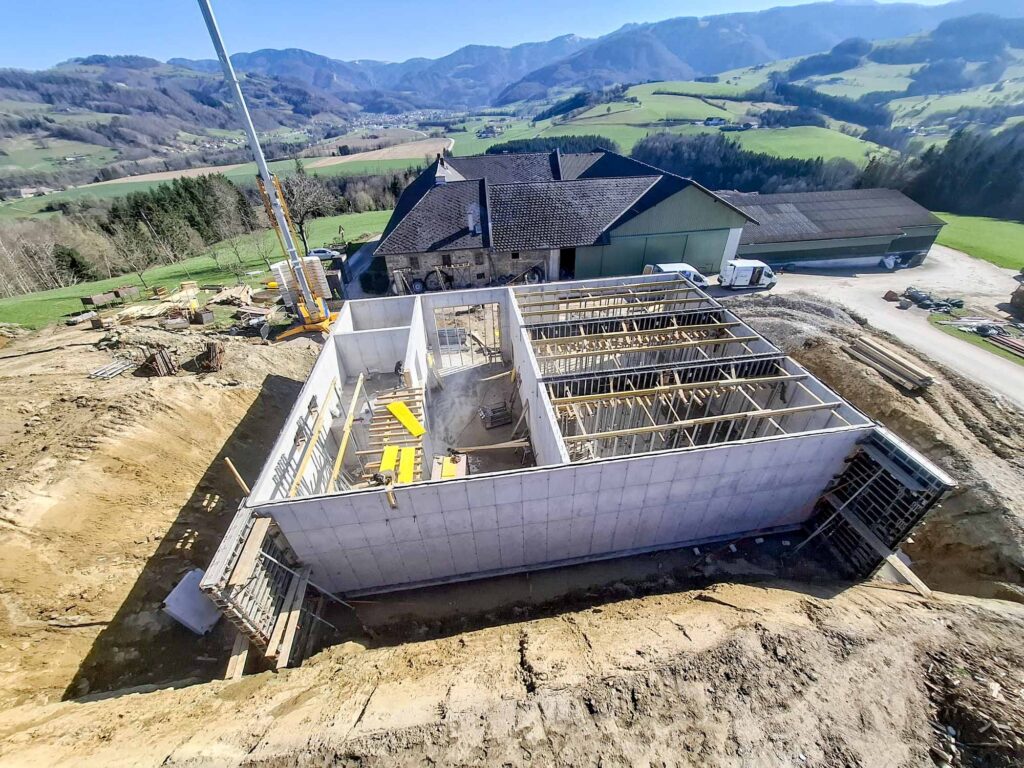 Blick auf den Rohbau einer Halle