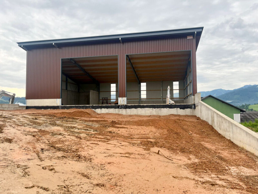 Industriehalle auf Hügel