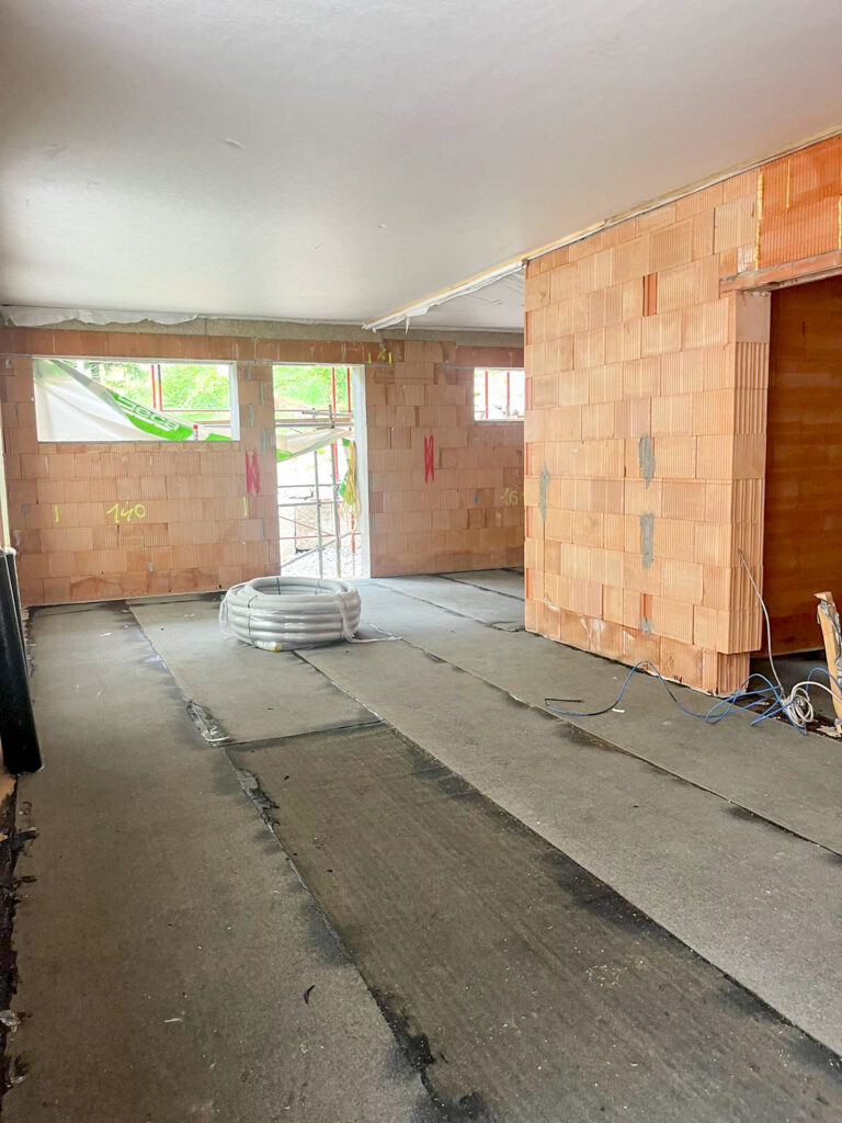 Raum innerhalb eines Ziegel-Rohbaus