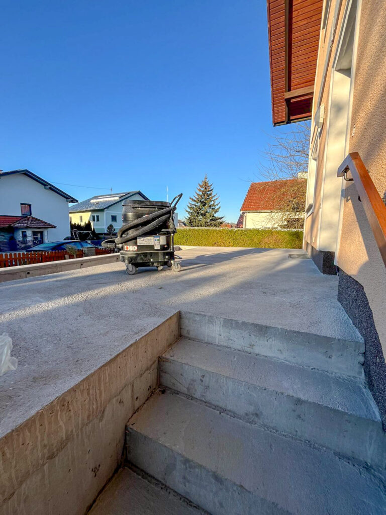 Terrasse mit Blumenbeet (10)